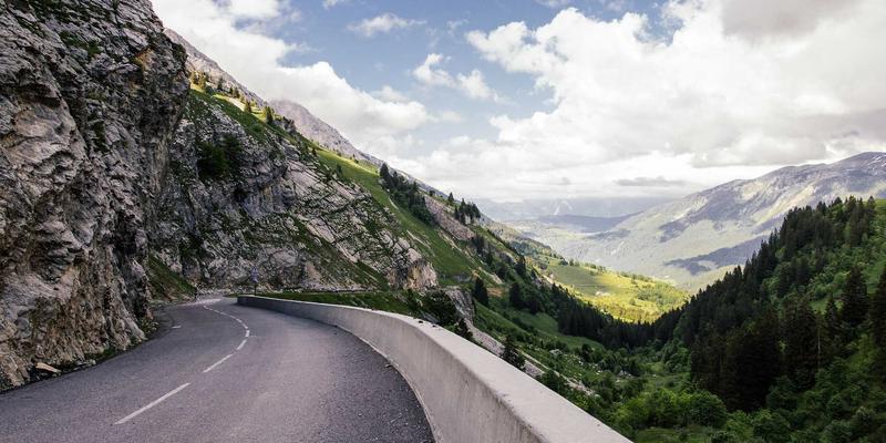 中山泳池及周边区域清洁维护方案：水质管理与防滑处理的专业指南