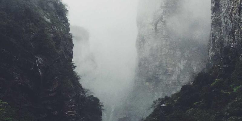 中山高空玻璃幕墙专业清洁：安全流程、高效设备与复古清洁新解